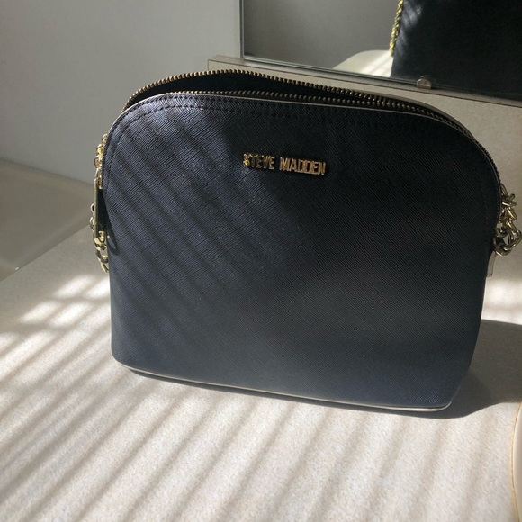 Steve Madden black and gold purse. Crossbody - Picture 2 of 4